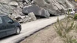 Ayancık'ta heyelan: Köy yolu trafiğe kapatıldı
