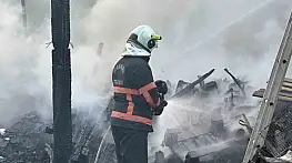 Bahçede çıkan yangın kömürlüğü küle çevirdi