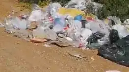 Balık tutmak için gittiği gölde çöp yığınıyla karşılaştı: Poşet poşet topladı