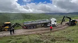 Bolu'da Tır Ve Kamyonlar Köy Yolunda Çamura Saplandı