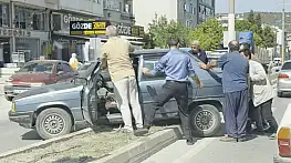 Boyabat'ta trafik kazası: Otomobil refüje çıktı