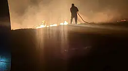 Çorum'da geceyi aydınlatan anız yangını korkuttu