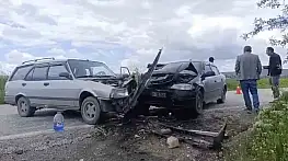 Çorum'da İki Otomobil Çarpıştı: 3 Yaralı
