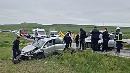 Çorum'da iki otomobil çarpıştı: 6 yaralı