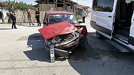 Çorum'da minibüs ile otomobil çarpıştı: 2 yaralı