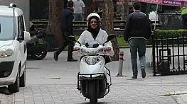 Evde Anne, Sokakta Motokurye: Azmiyle Örnek Oluyor