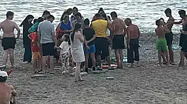 Filyos sahilinde korkutan anlar, kramp giren vatandaşı cankurtaranlar kurtardı