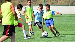 Kur'an kurslarında eğitim gören çocuklar futbol turnuvasında ter döktü