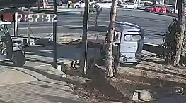 Otomobilin yayaya çarptığı anlar kamerada