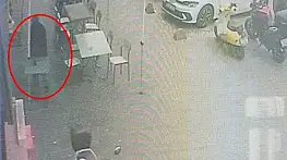 Para alamayınca dükkan önündeki masayı devirdi