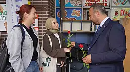 Rektör Akkaya yeni öğrencileri otogarda karşıladı