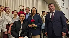 Sepet şeklinde tasarlanan insan saçında çikolata ikramı