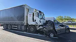 TEM Otoyolu'nda kamyon cipi önüne katıp sürükledi: 2 yaralı