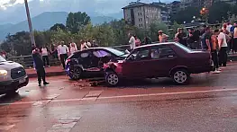 Yağışlı yolda iki otomobil çarpıştı: 4 yaralı