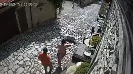 Yaşlı adamın Arnavut kaldırımlı sokakta yaşadığı talihsiz anlar kamerada