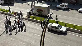 Yaya geçidinde otomobilin çarptığı yaşlı adam yaralandı