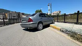 Yayaya çarpan sürücü otomobilini bırakıp kaçtı