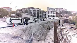 Yol çalışmasını fark edemeyince aracı 4 metrelik şarampole devrildi