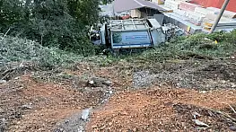 Yol vermek isterken çöp kamyonuyla 10 metrelik şarampole devrildiler: 3 yaralı