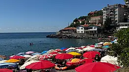 Zonguldak'ta sıcak hava bunalttı, vatandaşlar plaja akın etti