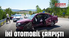 İki Otomobil Çarpıştı