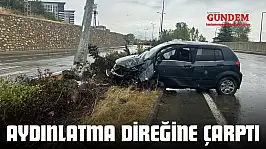 Su Birikintisine Kapılan Araç, Aydınlatma Direğine Çarptı