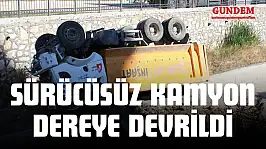 Sürücüsüz Kamyon Dereye Devrildi