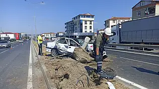 Bafra'da 37 Plakalı Otomobil Aydınlatma Direğine Çarptı