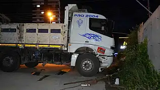 Direksiyon Başında Fenalaşan Sürücü, İstinat Duvarına Çarptı