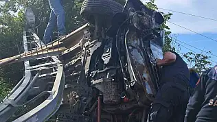 Elektrik direğine çarpan hafif ticari araç devrildi: 2 yaralı
