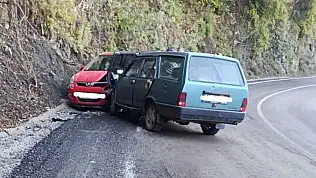 İki Otomobil Çarpıştı