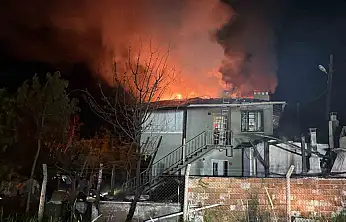 Alevlere teslim olan iki katlı ev kullanılmaz hale geldi