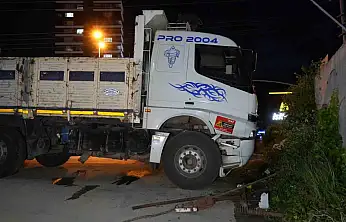 Direksiyon Başında Fenalaşan Sürücü, İstinat Duvarına Çarptı