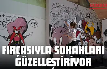 Fırçasıyla Sokakları Güzelleştiriyor
