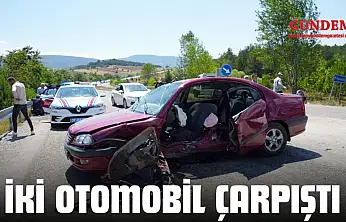 İki Otomobil Çarpıştı