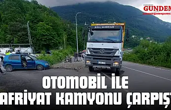 İnebolu'da Otomobil İle Hafriyat Kamyonu Çarpıştı