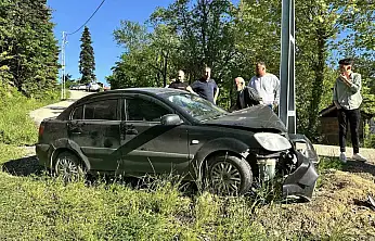 Kastamonu'da otomobil direğe çarptı: 3 yaralı
