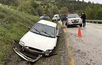 Kontrolden Çıkan Otomobil Şarampole Çarptı: 3 Yaralı