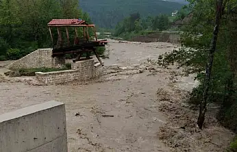 Şiddetli Yağış Nedeniyle Yürüyüş Köprüsü Sele Kapıldı