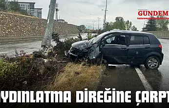 Su Birikintisine Kapılan Araç, Aydınlatma Direğine Çarptı