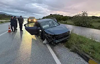 Tekeri Kopan Otomobil Refüje Çarptı: 1 Yaralı