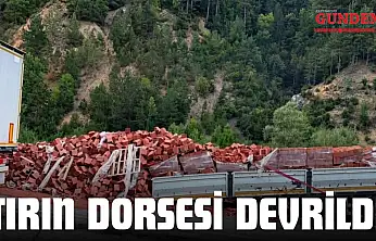 Tuğla Yüklü Tırın Dorsesi Devrildi