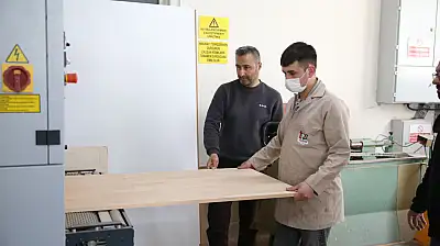 Ahşaba Hayat Vererek Öğreniyorlar
