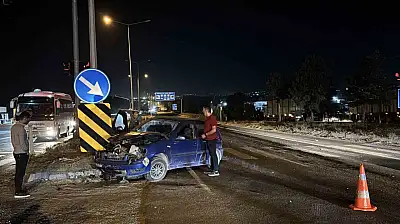 Bolu'da kırmızı ışıkta geçen otomobil kamyonla çarpıştı