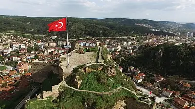Bu Türbede Dilekler Mumla Değil Bayrakla Tutuluyor