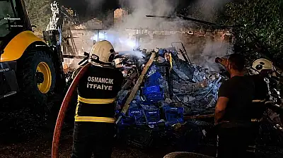 Çorum'da metruk bina alevlere teslim oldu