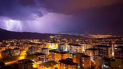 Geceyi aydınlatan şimşekler görsel şölen sundu
