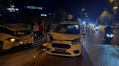 Karabük'te hafif ticari araç otomobile çarptı: 7 yaralı