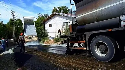 Köy Yollarında Asfalt Çalışmaları Sürüyor