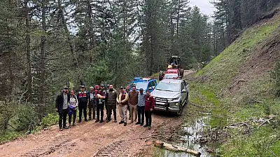 Orman yolunda çamura saplanan aracın yardımına ekipler yetişti